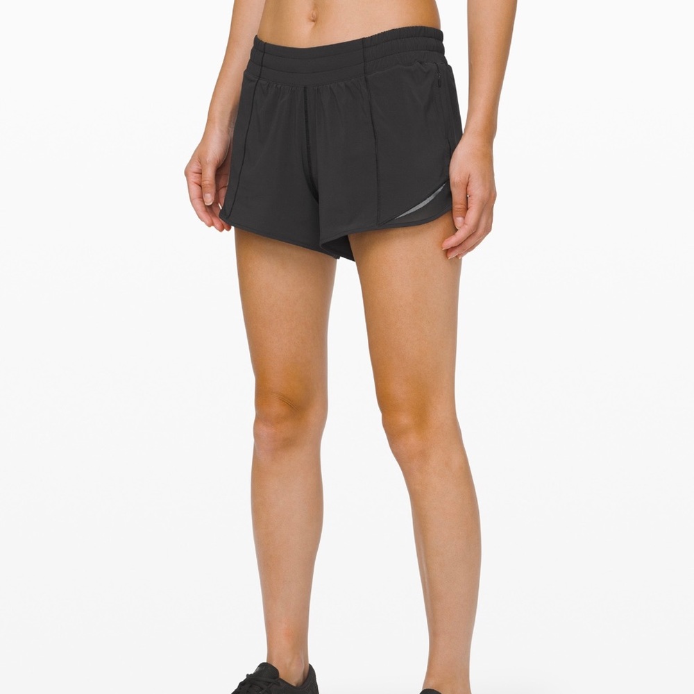 BRAND NEW WITH TAGS Lululemon Hotty Hot shorts 4’